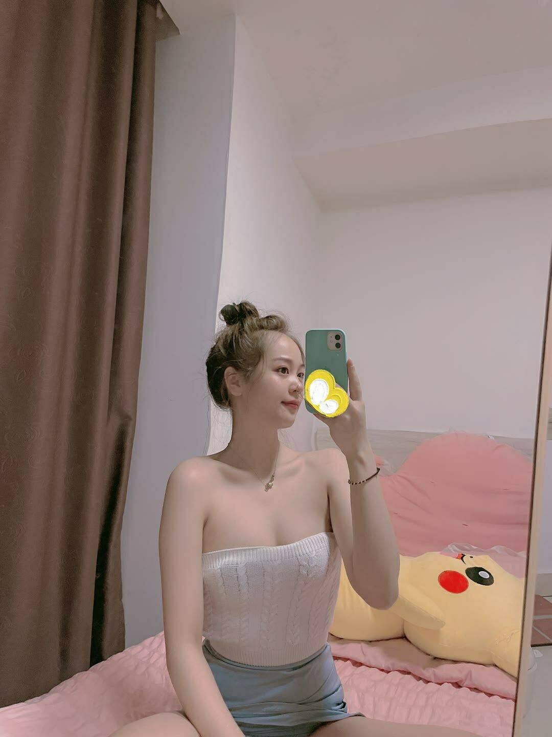 天津朋友己体验介绍过来的兼职美女，超配合超粉嫩多水，性感苗条身材